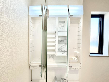 ���̑����ρ@�ݔ���2-1�������O�ʋ��̗��ɁA���ϕi��q���p�i�Ȃǂ����[�\�B���ʑ����������ƕۂ��܂��I