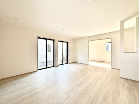 ���̑����ρ@������2-1�������`Living�`�@�O���̗��Ȃ��V���v���ł�������LDK�B�傫�ȑ�������������������ނ̂Ŏ��������邭�A�Ƒ��̌e���̏�Ƃ��ăs�b�^���ł��B�J�����Ɠ�������̗ǂ��𐥔񂲗����������I