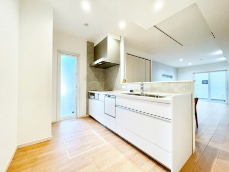 �L�b�`���@�u�₩�ȕ����ʂ蔲����L�b�`���B�����������̂Ŗ��邭���C�ɂ��𗧂��܂��B