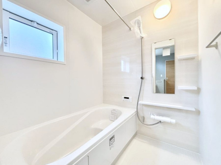 �����@�����`Bath Room�`�@�������������͋C�̗����Ŗ����Ɍ����ă��t���b�V���B���������@�\���t���Ă���̂ŗׂ̐���@�u����Ő􂢏オ�������󕨂��A�J�̓����V�C���C�ɂ������������邱�Ƃ��\�ł��B