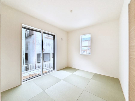 ���̑����ρ@�����`Japanese Room�`�@LDK�אڂ̘a���́A�A�C���������Ȃǉ��l�̉Ǝ��X�y�[�X�Ƃ��āA�܂������Ȃ��q�l�̂��邲�ƒ�ł͂����Q�₨�ނւ��̏�Ƃ��Ă����p���������܂��B