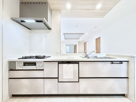 �L�b�`���@�����`Kitchen�`�@��b���e�ރ��r���O�A�������������Ȃ�L�b�`���B�Ƃ́A�������������ł͂Ȃ��A��炵��������A���K�ɂ���ꏊ�B�Ί�̖����A���炬�̓��X�̂��߂ɁA�ŐV�̐ݔ��E�d�l���̗p�B