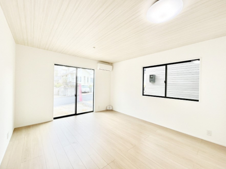 ���r���O�@���邢�z���������A�����̕��͋C�ɖ�������郊�r���O�_�C�j���O