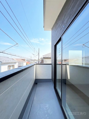 �o���R�j�[�@�����`Balcony�`  �傫�ȋ�Ɉ͂܂ꂽ�C�����̂����ƁB  �o���R�j�[��`�������ň��|�I�ȊJ�����ɕ�܂�܂��B  �o���R�j�[�͗z���������݂��z�c����󕨂��C�����悭�������Ƃ��ł��܂��B