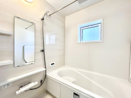 �����@������1�������`Bath Room�`�@���t���̃o�X���[���́A�̌������薾�邭�C�����̗ǂ���Ԃł��B�������邱�ƂŁA���C�����ǍD�B������芰����o�X���[���ŁA�����̃o�X�^�C�����y���݂ɂȂ肻���ł��B