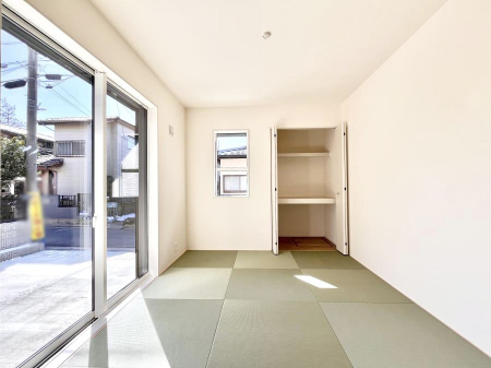 ���̑����ρ@������1�������`Japanese Room�`�@LDK�אڂ̘a���́A�A�C���������Ȃǉ��l�̉Ǝ��X�y�[�X�Ƃ��āA�܂������Ȃ��q�l�̂��邲�ƒ�ł͂����Q�₨�ނւ��̏�Ƃ��Ă����p���������܂��B