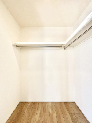 ���̑��@������1�������`Walk-in Closet�`�@��������̗m���������Ă��V���ɂȂ�ɂ����E�H�[�N�C���N���[�[�b�g�B�m���ȊO�ɂ��A���i�g��Ȃ��Ɠd��X�[�c�P�[�X�A�X�g�b�N�i�Ȃǉ��ł��Еt����������Ԃł��B