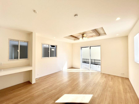 ���r���O�@������1�������`Living�`�@�O���̗��Ȃ��V���v���ł�������LDK�B�傫�ȑ�������������������ނ̂Ŏ��������邭�A�Ƒ��̌e���̏�Ƃ��ăs�b�^���ł��B�J�����Ɠ�������̗ǂ��𐥔񂲗����������I