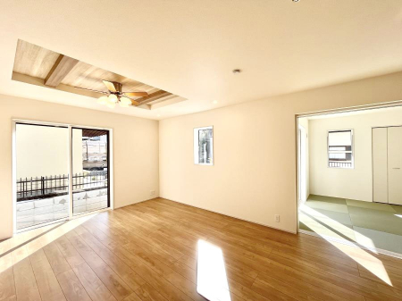 ���̑����ρ@������1�������`Living�`�@�Ƒ��̐H����c���̂ق��A�q�ǂ���V�΂�����A�F�l���������肷��LDK�͏Z�܂��̒��S�B�����ԉ߂����ꏊ������A���̋�Ԃ͏Z�܂��S�̂̋��S�n�����E���܂��B