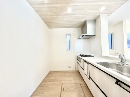 �L�b�`���@������1�������`Kitchen�`�@���R�������鑋�̂���L�b�`���������g���ꏊ�����炱���A�g��������l�����܂����B�������Ƃ����L�b�`���R�[�i�[�͎����L���Ȏd�オ��ƂȂ��Ă���܂��B