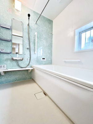 �����@�����`Bath Room�`�@�������Ƒ���L�΂��ē������邱�Ƃ��\�I����̔�������M�d�ȃo�X�^�C���ł��B���q�l�Ƃ��ꏏ�ł��\���ȍL���Ȃ̂ŁA���r���O�Ƃ͈�����Ƒ��c�R�̂ЂƎ������y���݂��������܂��B