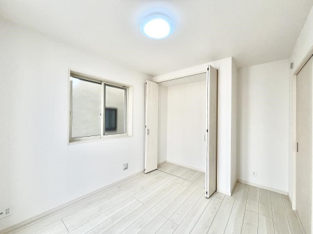 �q�������@�����`Bed Room�`�@�q�������͂��q�l�ɂƂ��đ�Ϗd�Ȗ���������܂��B�q����l�ŉ߂�����Ԃ�^���邱�ƂŁA�h���׋����Ԃ����R�Ƒ����܂����畔���̕Еt����|���Ȃǂ��������ƂɌq����܂��B