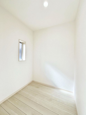 ���̑��@�����`Walk-in Closet�`�@�K�v�Ȃ��̂�R�[�f�B�l�[�g���ꗗ���Ċm�F�ł��A�g�x�x�⏀�����Z���ԂōςރE�H�[�N�C���N���[�[�b�g��ݒu���܂����B�Ƃ̒�����������Ƃ�����֗��Ȏ��[�X�y�[�X�ł��B