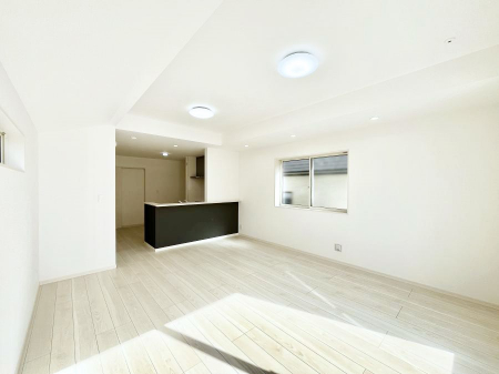 ���r���O�@�����`Living�`�@�Ƒ��̐H����c���̂ق��A�q�ǂ���V�΂�����A�F�l���������肷��LDK�͏Z�܂��̒��S�B�����ԉ߂����ꏊ������A���̋�Ԃ͏Z�܂��S�̂̋��S�n�����E���܂��B