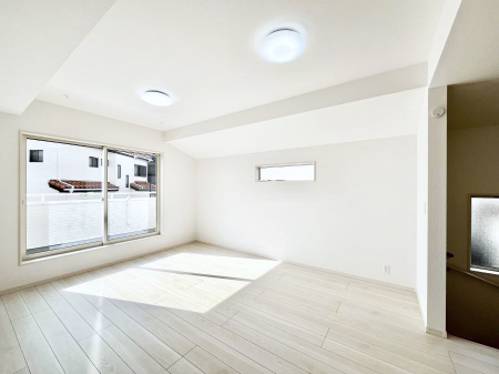 ���̑����ρ@�����`Living�`�@��������̂����Q�K���r���O�̓v���C�x�[�g���������A���������ĕ�点�܂��B��Ƃ肠���炵�ƐS�n�悢�Z�����a���ґ�Ȏ��Ԃ����Ƒ��݂�Ȃł��߂����������B