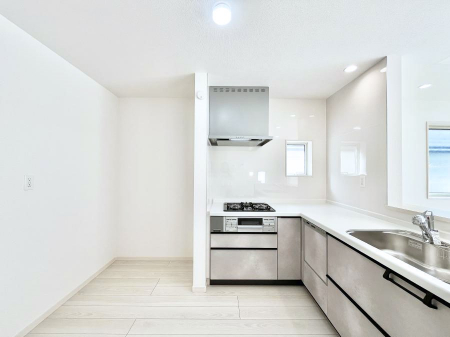 �L�b�`���@�����`Kitchen�`�@�������Z���A�葁����Ƃł���k�^�L�b�`���B�R�[�i�[�ɃX�p�C�X�ނ�u���ăX�b�L���Ɓ�������Ƃ����L�b�`���R�[�i�[�͎����L���Ȏd�オ��ƂȂ��Ă���܂��B  