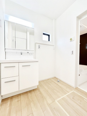 ���̑��@�����`Dressing Room�`�@�Â��Ȃ肪���Ȑ��ʏ�����������ƍ̌��Ɗ��C���\�Ȃ̂ŋC�����悭���g�������܂��B�O�ʋ��^�C�v�̐��ʑ�͋������[�ŎU�炩�肪���Ȑ��ʏ����X�b�L����