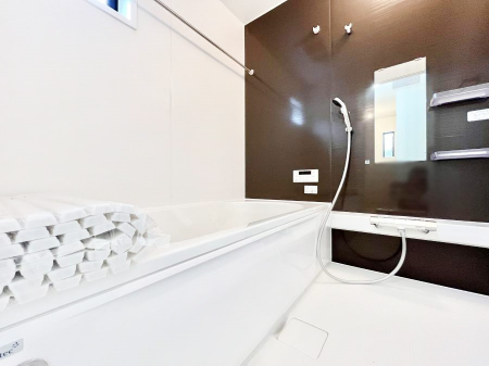 �����@�����`Bath Room�`�@�������������͋C�̗����Ŗ����Ɍ����ă��t���b�V���B���������@�\���t���Ă���̂ŗׂ̐���@�u����Ő􂢏オ�������󕨂��A�J�̓����V�C���C�ɂ������������邱�Ƃ��\�ł��B