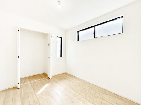 ���̑����ρ@�����`Bed Room�`�@�������������̂��ˌ��Ẵ����b�g�ł��B���Ƒ������������ƂŎ苷�Ɋ����Ă����Z�܂����ˌ��Ăł͊e�����v���C�o�V�[��ۂ��Ƃ��ł��܂��B�Z�܂��ɂ�Ƃ肪���܂�S�������b�N�X�ł��܂���