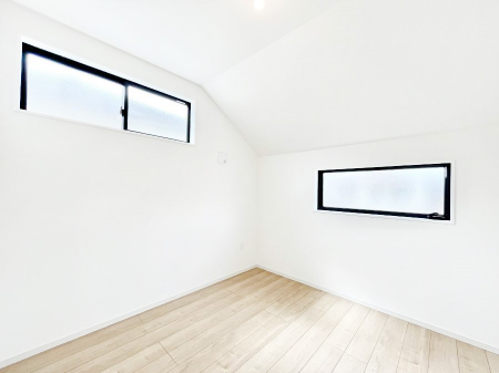 �q�������@�����`Bed Room�`�@2�ʍ̌����m�ۂ������邢�����́A���ʂ����ǂ��A��ϋ��S�n�̗ǂ���ԂƂȂ��Ă���܂��B�u�₩�ȕ��������ċN���钩�́A���K�����̎n�܂�ɁI���������ʕ����ƂĂ��ǂ��Z�܂���