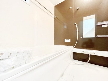 �����@�����`Bath Room�`�@�������������͋C�̗����Ŗ����Ɍ����ă��t���b�V���B���������@�\���t���Ă���̂ŗׂ̐���@�u����Ő􂢏オ�������󕨂��A�J�̓����V�C���C�ɂ������������邱�Ƃ��\�ł��B