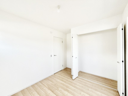 �q�������@�����`Bed Room�`�@�q�������͂��q�l�ɂƂ��đ�Ϗd�Ȗ���������܂��B�q����l�ŉ߂�����Ԃ�^���邱�ƂŁA�h���׋����Ԃ����R�Ƒ����܂����畔���̕Еt����|���Ȃǂ��������ƂɌq����܂��B