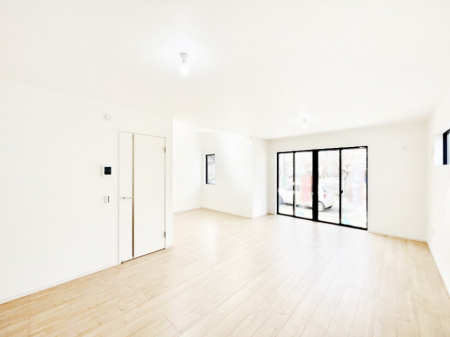 ���r���O�@�����`Living�`�@�O���̗��Ȃ��V���v���ł�������LDK�B�傫�ȑ�������������������ނ̂Ŏ��������邭�A�Ƒ��̌e���̏�Ƃ��ăs�b�^���ł��B�J�����Ɠ�������̗ǂ��𐥔񂲗����������I