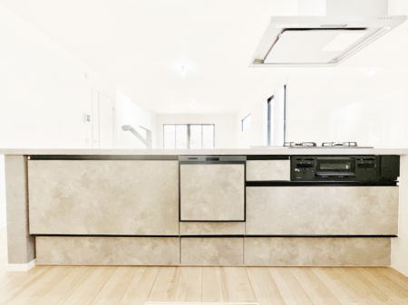 �L�b�`���@�����`Kitchen�`�@��b���e�ރ��r���O�A�������������Ȃ�L�b�`���B�Ƃ́A�������������ł͂Ȃ��A��炵��������A���K�ɂ���ꏊ�B�Ί�̖����A���炬�̓��X�̂��߂ɁA�ŐV�̐ݔ��E�d�l���̗p�B