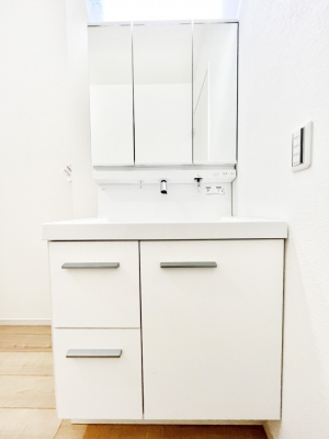 ���ʑ�E���ʏ��@�����`Dressing Room�`�@�\���ȑ傫���̐��ʑ�͎��[�����鎖�Ȃ���A�g�����Ȃ݃`�F�b�N�⎕�����ȂǁA���̍Q�����������Ԃł��z�e�����C�N�ȃX�y�[�X�ŗ]�T�Ƃ�Ƃ�������Ē����܂��B