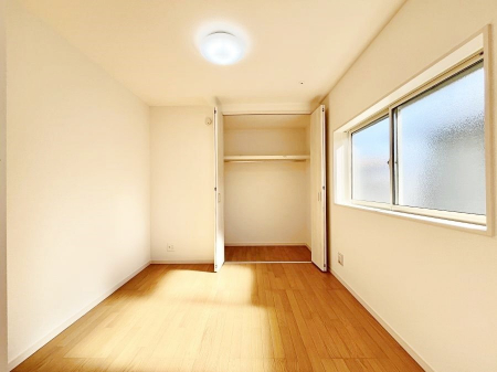 �q�������@�����`Bed Room�`�@�q�������͂��q�l�ɂƂ��đ�Ϗd�Ȗ���������܂��B�q����l�ŉ߂�����Ԃ�^���邱�ƂŁA�h���׋����Ԃ����R�Ƒ����܂����畔���̕Еt����|���Ȃǂ��������ƂɌq����܂��B