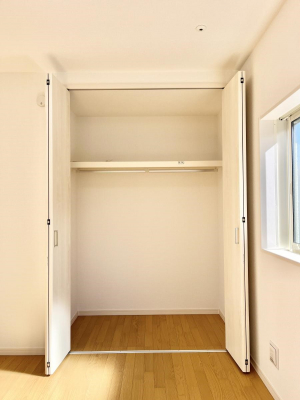 ���[�@�����`Closet�`�@�ǖʃN���[�[�b�g������΃^���X��u���K�v���Ȃ��A�o������̂Ȃ��X�b�L����Ԃ��ێ��ł��܂��B����ꂽ�X�y�[�X��L���Ɋ��p�ł������B�G�߂̈ߗނ��̕i�Ȃǂ����Ղ���[�o���܂��ˁ�