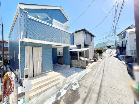 ���n�O�ώʐ^�@�O�ρ`Exterior�`�@�O�ʓ��H�F�쐼 4m �����@�O�ʓ��H�͊ՐÂȏZ��n���͂���Ԓʂ�̏��Ȃ����H�B���Ԃ̏o��������炭�炭�ł��I���s���_�E���n���w�̂���]�́A���C�y�ɂ��₢���킹���������I