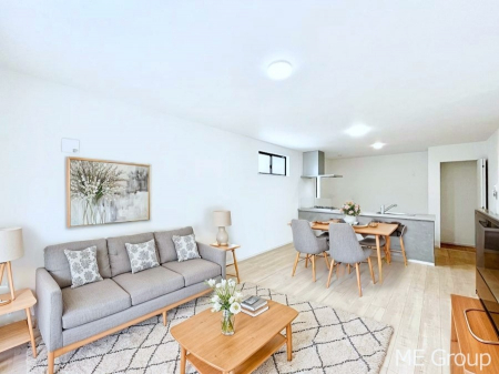 ���r���O�@�Ƒ��̘a�₩�ȉ�b���������Ă������B�J�����̂��郊�r���O�ł��B���Ƌ��CG�ł�  