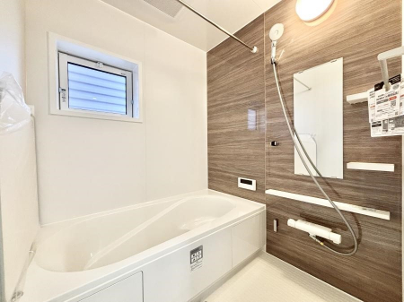 �����@�����`Bath Room�`�@�������������͋C�̗����Ŗ����Ɍ����ă��t���b�V���B���������@�\���t���Ă���̂ŗׂ̐���@�u����Ő􂢏オ�������󕨂��A�J�̓����V�C���C�ɂ������������邱�Ƃ��\�ł��B