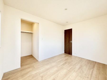 �Q���@�����`Bed Room�`�@�������������̂��ˌ��Ẵ����b�g�ł��B���Ƒ������������ƂŎ苷�Ɋ����Ă����Z�܂����ˌ��Ăł͊e�����v���C�o�V�[��ۂ��Ƃ��ł��܂��B�Z�܂��ɂ�Ƃ肪���܂�S�������b�N�X�ł��܂���