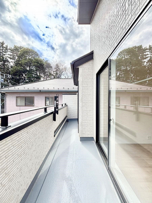 �o���R�j�[�@�����`Balcony�`�@�쑤�ɐݒu���ꂽ���s���̂��郏�C�h�o���R�j�[�B�S�n�悢�z�˂���g���ȕ����y���ނ��Ƃ��o���܂��B���ꂽ���ɂ͂����Ղ�̐��󕨂�z�c�������܂��I�g���₷���J���I�ȃo���R�j�[�ł���