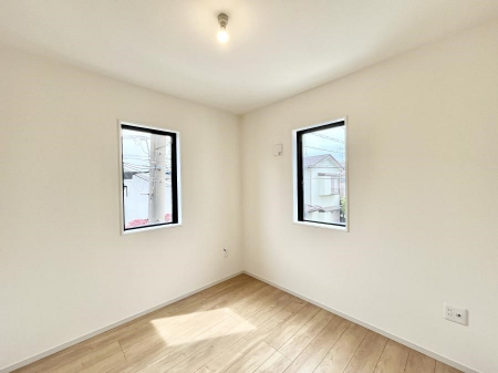 �q�������@�����`Bed Room�`�@�q�������͂��q�l�ɂƂ��đ�Ϗd�Ȗ���������܂��B�q����l�ŉ߂�����Ԃ�^���邱�ƂŁA�h���׋����Ԃ����R�Ƒ����܂����畔���̕Еt����|���Ȃǂ��������ƂɌq����܂��B