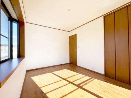 ���̑����ρ@�����`Bed Room�`�@�؂̉����肪�₳�����t���[�����O�͈��炬�������炷�v���C�x�[�g��ԁB����߂̃t���[�����O�ł��̂ŁA�ǎ��Ƃ��}�b�`���A���������X�ɍL�������Ă������ʂ��B