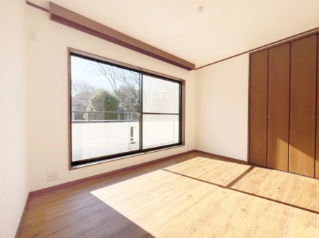 �Q���@�����`Bed Room�`�@�o���R�j�[����̖��邢���������������݂܂��B���ƂɌb�܂ꂽ�������B�_�炩�����R���Œ��ڊo�߂��炵������邾�낤�B�܂��A�@�\�I�Ȏ��[��z�u���āA�Еt������Ԃ������o�������B