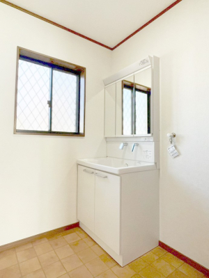 ���ʑ�E���ʏ��@�����`Dressing Room�`�@�\���ȑ傫���̐��ʑ�͎��[�����鎖�Ȃ���A�g�����Ȃ݃`�F�b�N�⎕�����ȂǁA���̍Q�����������Ԃł��z�e�����C�N�ȃX�y�[�X�ŗ]�T�Ƃ�Ƃ�������Ē����܂��B