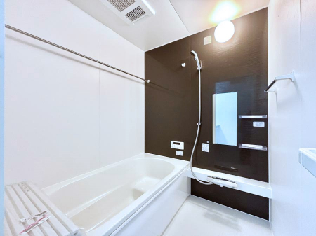 �����@������2�������`Bath Room�`�@����L�΂��ē������邱�Ƃ��\�I����̔�������M�d�ȃo�X�^�C���ł��B���q�l�Ƃ��ꏏ�ł��\���ȍL���Ȃ̂ŁA���r���O�Ƃ͈�����Ƒ��c�R�̂ЂƎ������y���݂��������܂��B