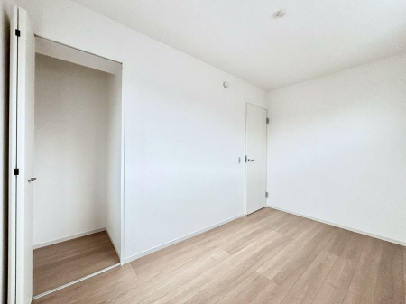 �q�������@������2�������`Bed Room�`�@�q�������͂��q�l�ɂƂ��đ�Ϗd�Ȗ���������܂��B�q����l�ŉ߂�����Ԃ�^���邱�ƂŁA�h���׋����Ԃ����R�Ƒ����܂����畔���̕Еt����|���Ȃǂ��������ƂɌq����܂��B