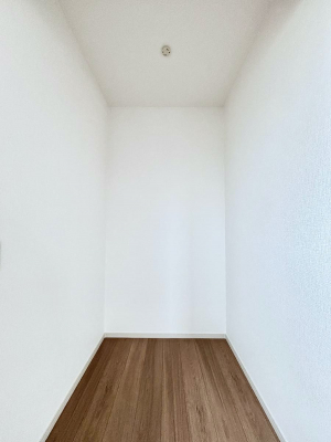 ���̑��@������2�������`Walk-in Closet�`�@��������̗m���������Ă��V���ɂȂ�ɂ����E�H�[�N�C���N���[�[�b�g�B�m���ȊO�ɂ��A���i�g��Ȃ��Ɠd��X�[�c�P�[�X�A�X�g�b�N�i�Ȃǉ��ł��Еt����������Ԃł��B