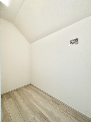 ���̑��@������1�������`Walk-in Closet�`�@��������̗m���������Ă��V���ɂȂ�ɂ����E�H�[�N�C���N���[�[�b�g�B�m���ȊO�ɂ��A���i�g��Ȃ��Ɠd��X�[�c�P�[�X�A�X�g�b�N�i�Ȃǉ��ł��Еt����������Ԃł��B