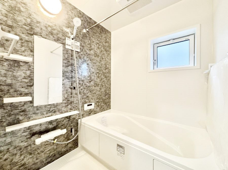 �����@�������P�������`Bath Room�`�@���t���̃o�X���[���́A�̌������薾�邭�C�����̗ǂ���Ԃł��B�������邱�ƂŁA���C�����ǍD�B������芰����o�X���[���ŁA�����̃o�X�^�C�����y���݂ɂȂ肻���ł��B