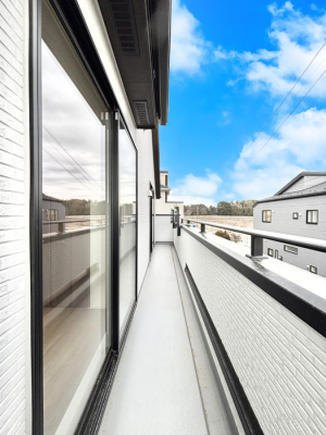 �o���R�j�[�@�������P�������`Balcony�`�@������̃o���R�j�[�̑O�ɂ͉_�ȊO�ɑ��z���Ղ���̂�����܂���B�����󕨂������₷���A����薾�邭�C�����̂������������Ă��܂��B�Ƒ��S�����̐��󕨂���C�Ɋ����܂��B