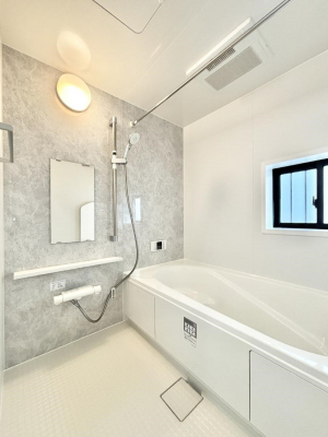 �����@�����`Bath Room�`�@�������������͋C�̗����Ŗ����Ɍ����ă��t���b�V���B���������@�\���t���Ă���̂ŗׂ̐���@�u����Ő􂢏オ�������󕨂��A�J�̓����V�C���C�ɂ������������邱�Ƃ��\�ł��B