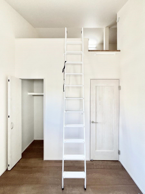 �q�������@�����`Bed Room�`�@�q�������͂��q�l�ɂƂ��đ�Ϗd�Ȗ���������܂��B�q����l�ŉ߂�����Ԃ�^���邱�ƂŁA�h���׋����Ԃ����R�Ƒ����܂����畔���̕Еt����|���Ȃǂ��������ƂɌq����܂��B