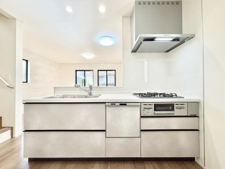 �L�b�`���@�����`Kitchen�`�@��b���e�ރ��r���O�A�������������Ȃ�L�b�`���B�Ƃ́A�������������ł͂Ȃ��A��炵��������A���K�ɂ���ꏊ�B�Ί�̖����A���炬�̓��X�̂��߂ɁA�ŐV�̐ݔ��E�d�l���̗p�B