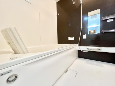 �����@�������P�������`Bath Room�`�@����L�΂��ē������邱�Ƃ��\�I����̔�������M�d�ȃo�X�^�C���ł��B���q�l�Ƃ��ꏏ�ł��\���ȍL���Ȃ̂ŁA���r���O�Ƃ͈�����Ƒ��c�R�̂ЂƎ������y���݂��������܂��B